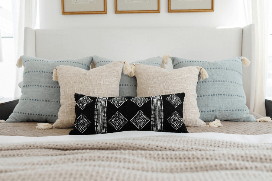 What Size Throw Pillows for Queen Bed